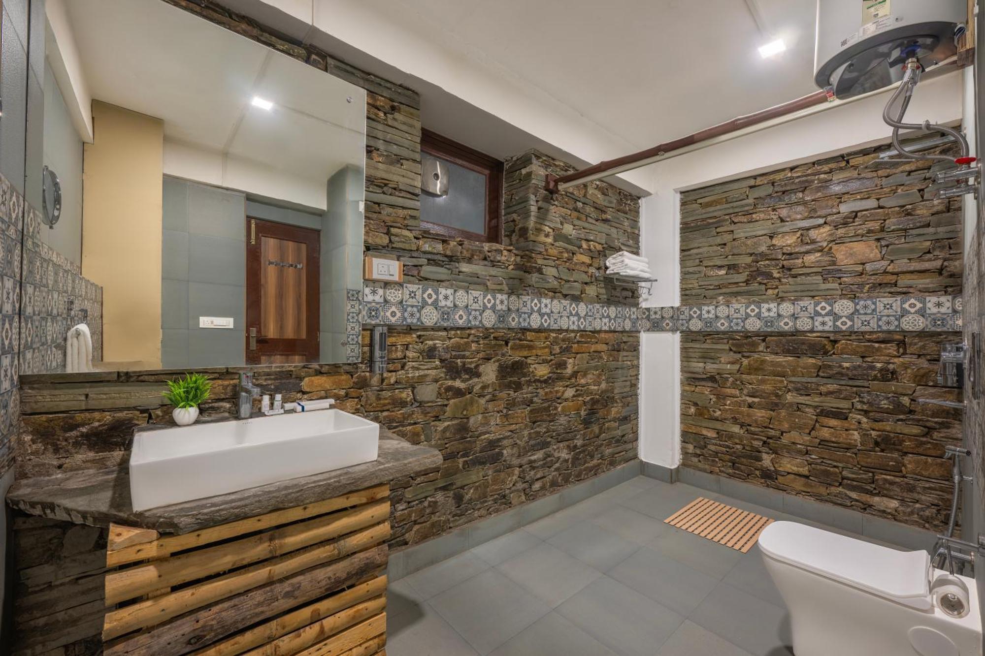 Hotel Wood Winds - A Best Valley View Hotel Shimla Exterior foto